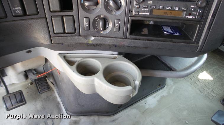 image for item DE0170 2005 Volvo VNL semi truck