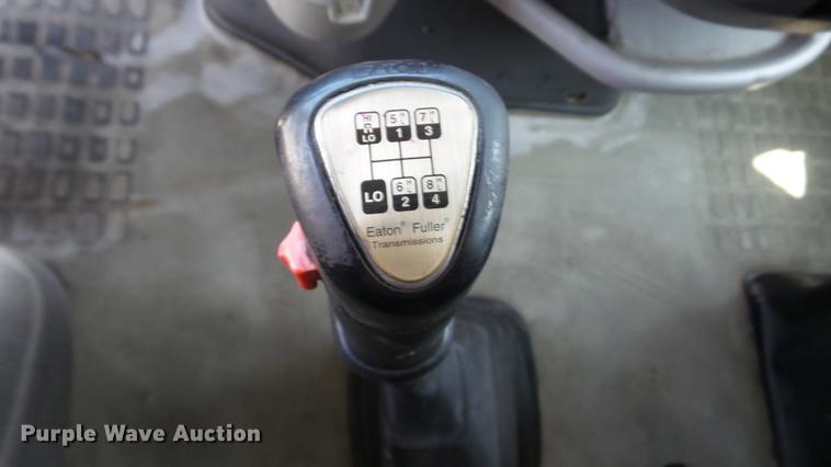 image for item DE0170 2005 Volvo VNL semi truck