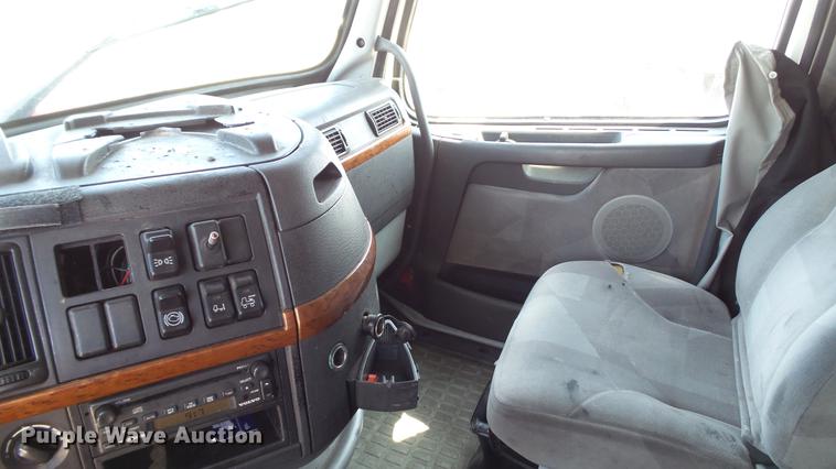image for item DE0170 2005 Volvo VNL semi truck