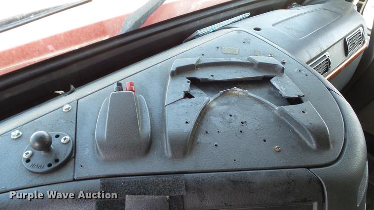 image for item DE0170 2005 Volvo VNL semi truck