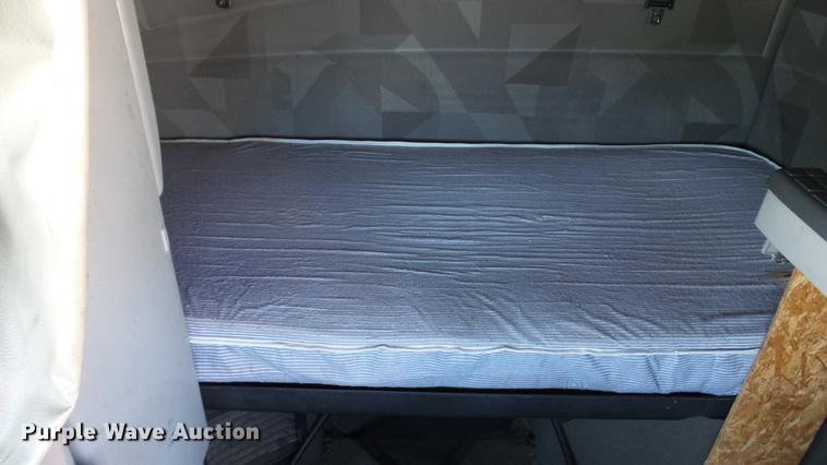 image for item DE0170 2005 Volvo VNL semi truck