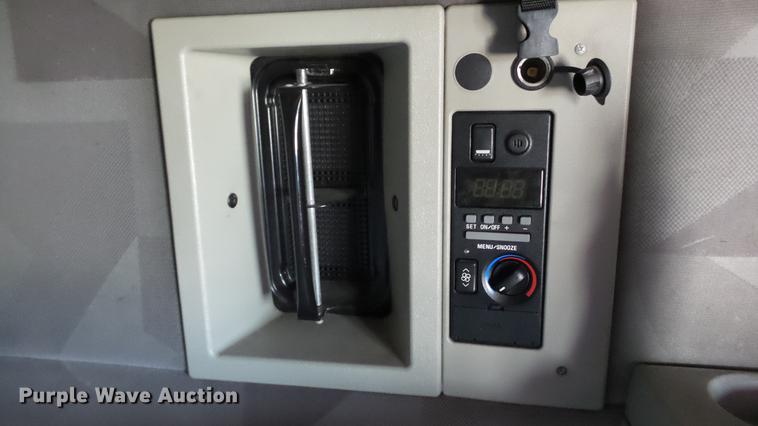 image for item DE0170 2005 Volvo VNL semi truck