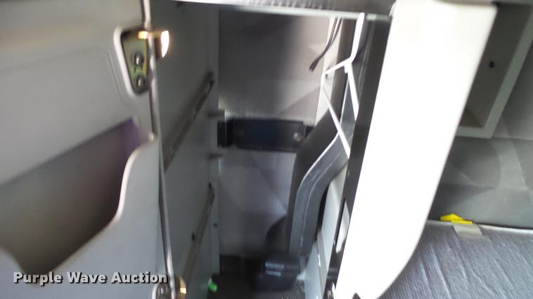 image for item DE0170 2005 Volvo VNL semi truck