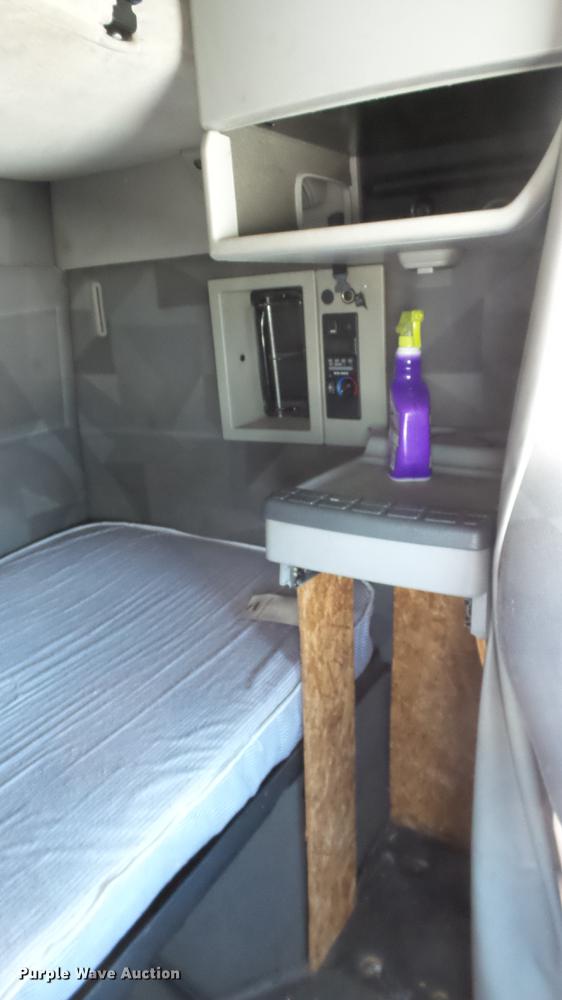 image for item DE0170 2005 Volvo VNL semi truck