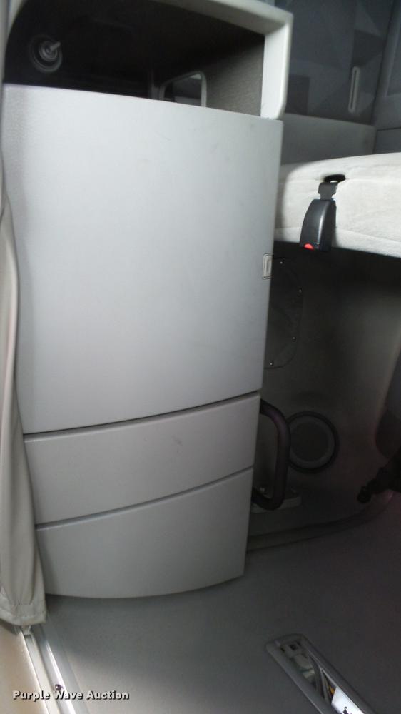 image for item DE0170 2005 Volvo VNL semi truck