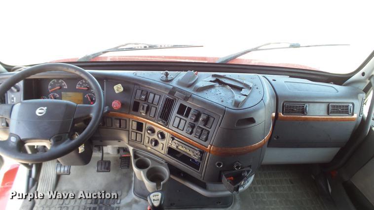 image for item DE0170 2005 Volvo VNL semi truck