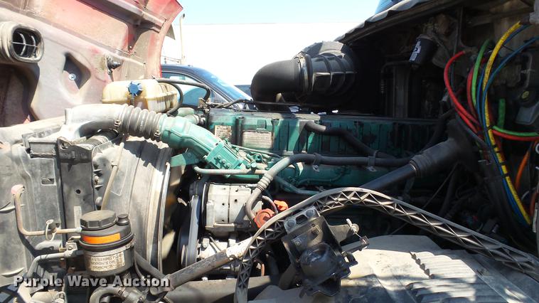 image for item DE0170 2005 Volvo VNL semi truck