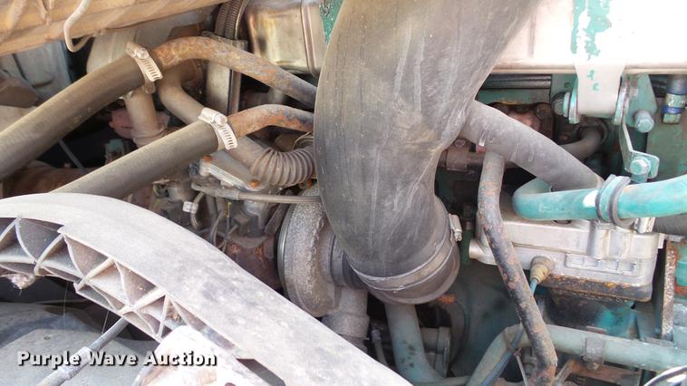 image for item DE0170 2005 Volvo VNL semi truck