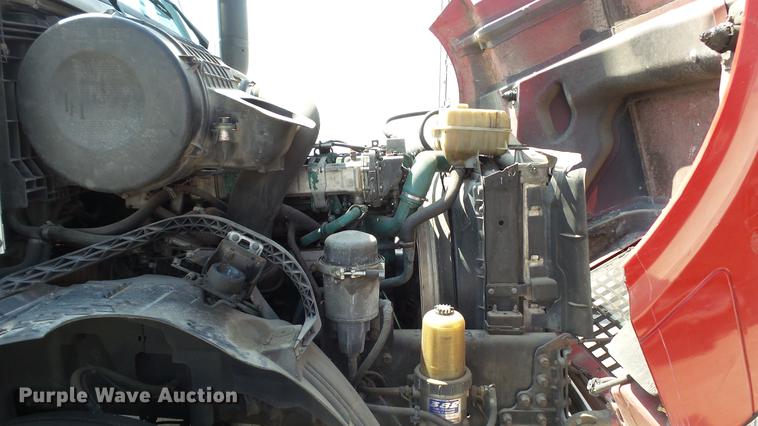 image for item DE0170 2005 Volvo VNL semi truck