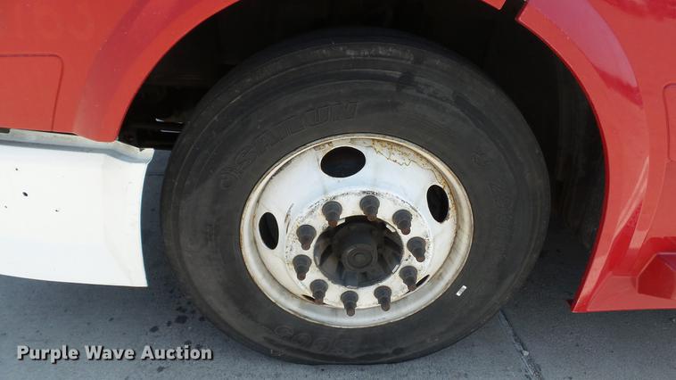 image for item DE0170 2005 Volvo VNL semi truck