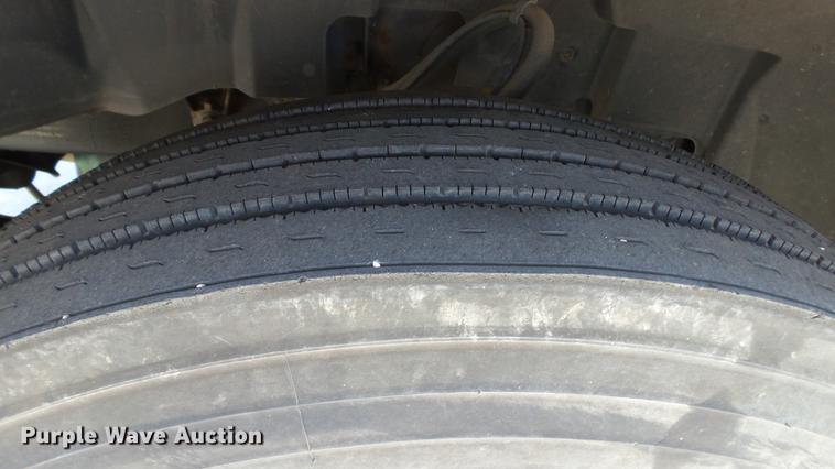 image for item DE0170 2005 Volvo VNL semi truck