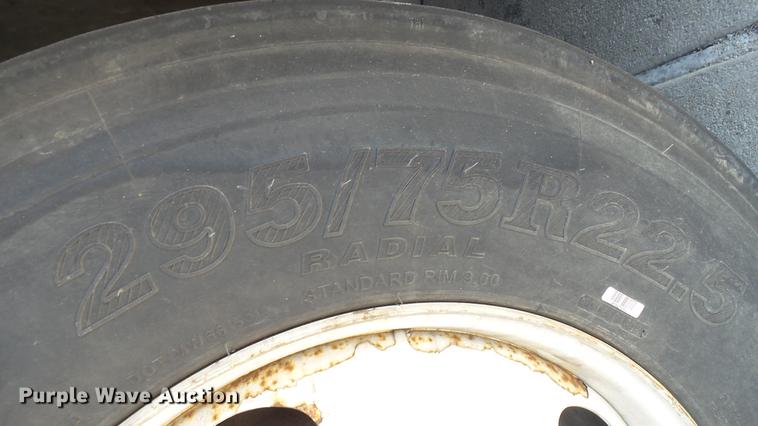 image for item DE0170 2005 Volvo VNL semi truck