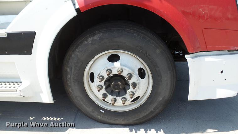 image for item DE0170 2005 Volvo VNL semi truck