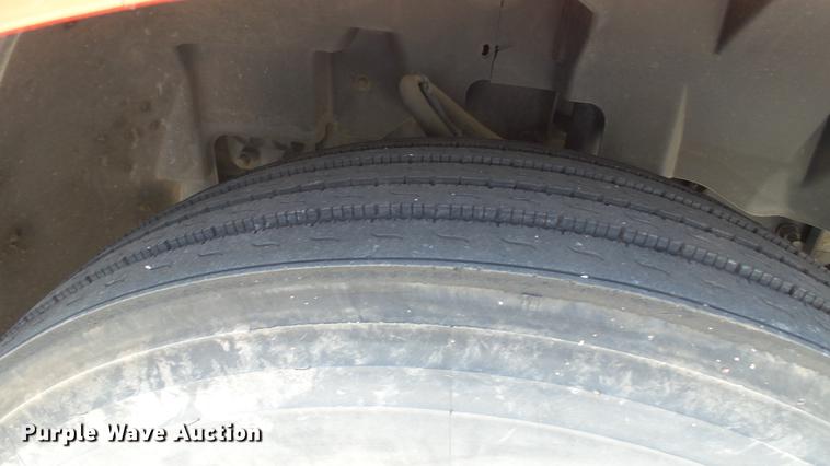 image for item DE0170 2005 Volvo VNL semi truck