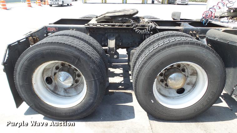 image for item DE0170 2005 Volvo VNL semi truck