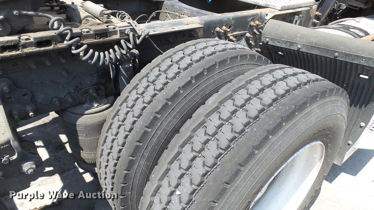 image for item DE0170 2005 Volvo VNL semi truck