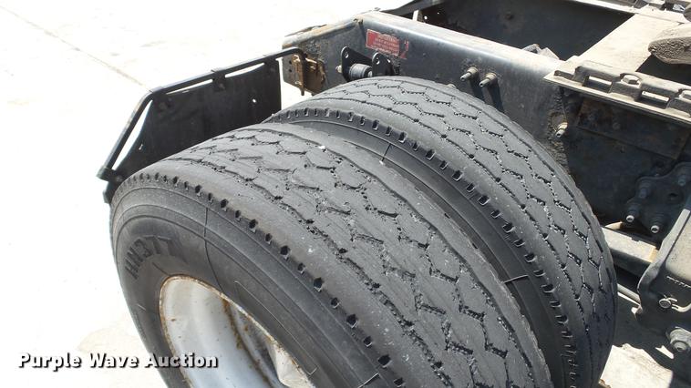 image for item DE0170 2005 Volvo VNL semi truck