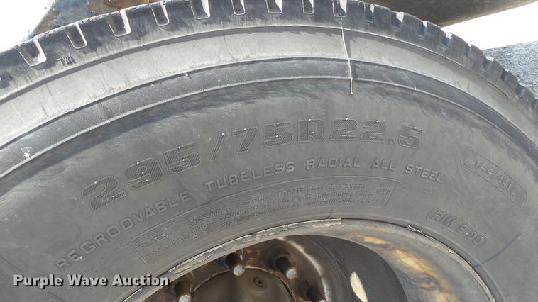 image for item DE0170 2005 Volvo VNL semi truck