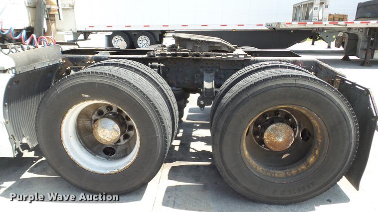 image for item DE0170 2005 Volvo VNL semi truck