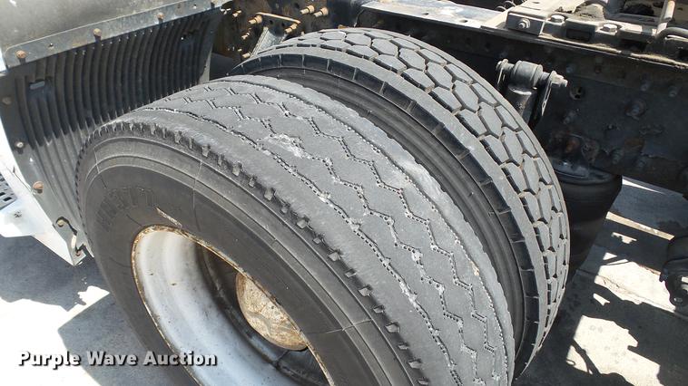 image for item DE0170 2005 Volvo VNL semi truck