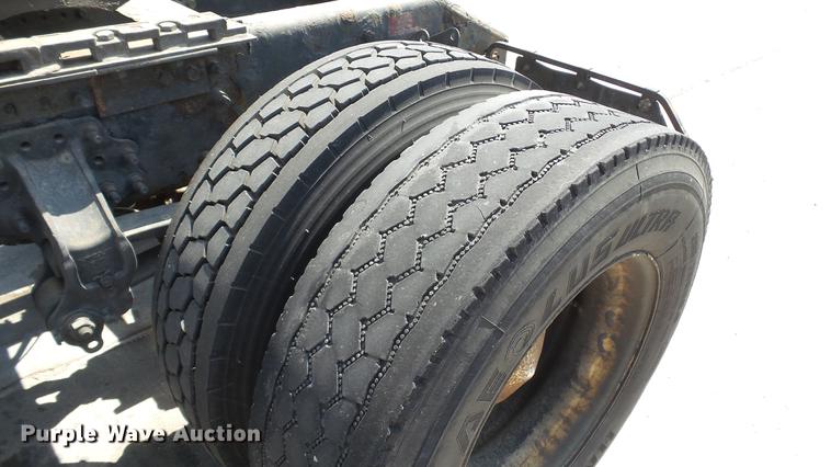 image for item DE0170 2005 Volvo VNL semi truck