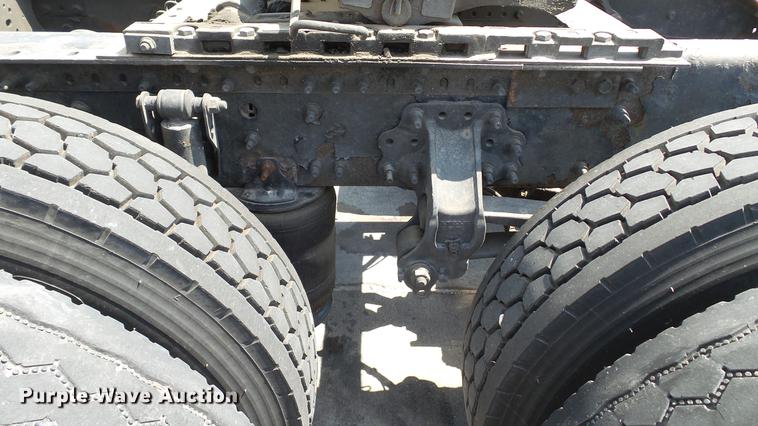 image for item DE0170 2005 Volvo VNL semi truck