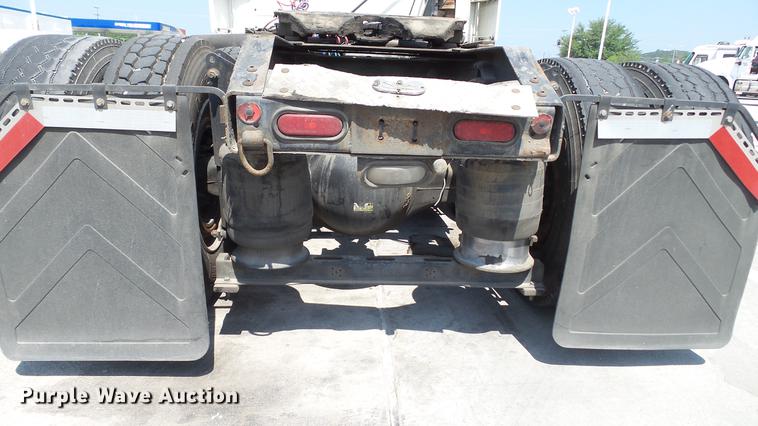 image for item DE0170 2005 Volvo VNL semi truck