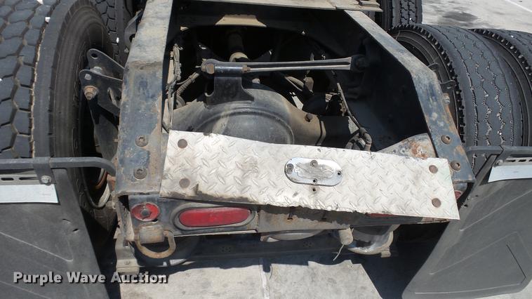 image for item DE0170 2005 Volvo VNL semi truck