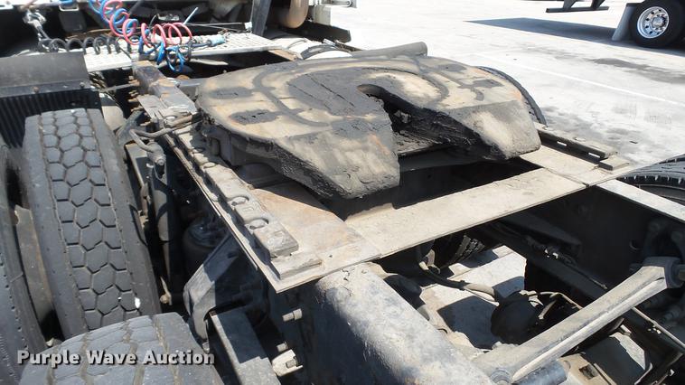 image for item DE0170 2005 Volvo VNL semi truck