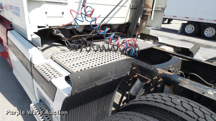 image for item DE0170 2005 Volvo VNL semi truck