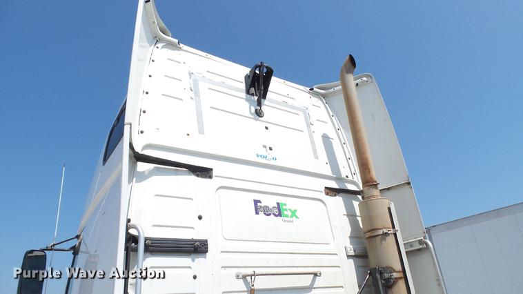 image for item DE0170 2005 Volvo VNL semi truck