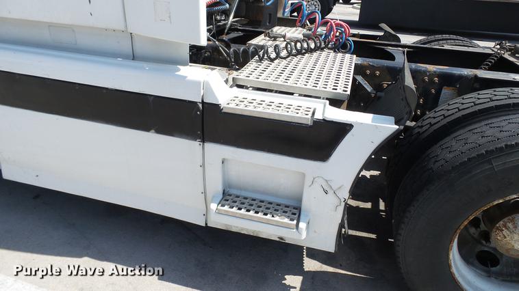 image for item DE0170 2005 Volvo VNL semi truck