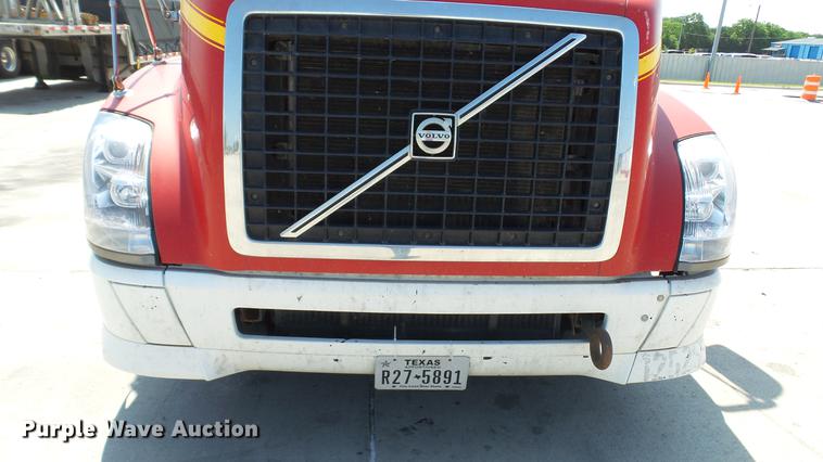 image for item DE0170 2005 Volvo VNL semi truck