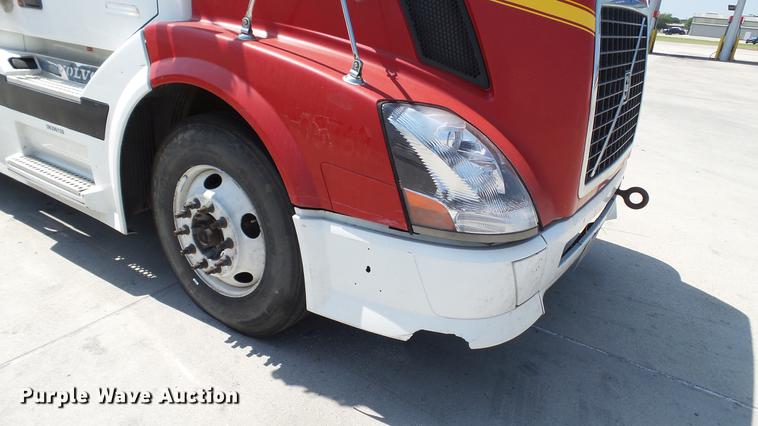 image for item DE0170 2005 Volvo VNL semi truck