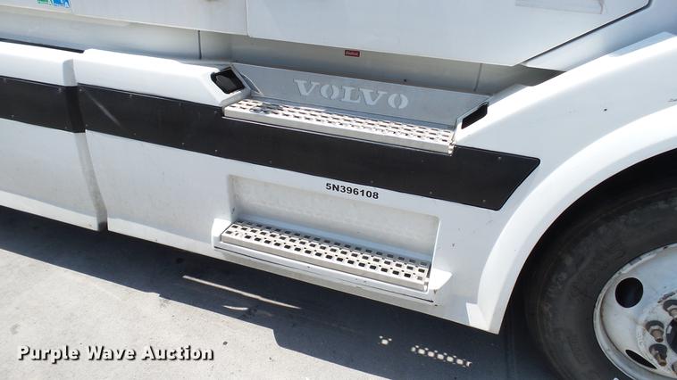 image for item DE0170 2005 Volvo VNL semi truck