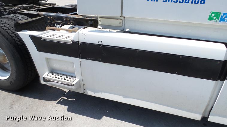 image for item DE0170 2005 Volvo VNL semi truck