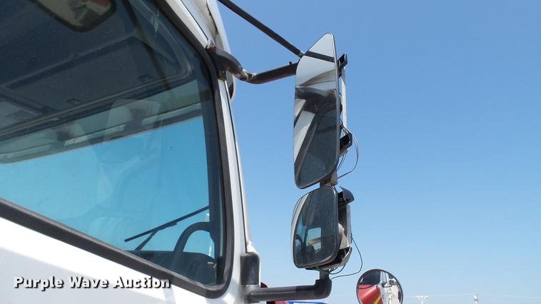 image for item DE0170 2005 Volvo VNL semi truck