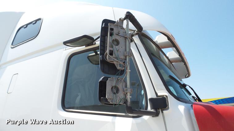 image for item DE0170 2005 Volvo VNL semi truck