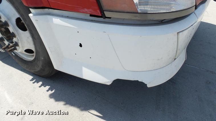 image for item DE0170 2005 Volvo VNL semi truck