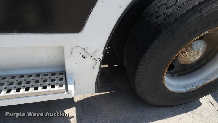 image for item DE0170 2005 Volvo VNL semi truck