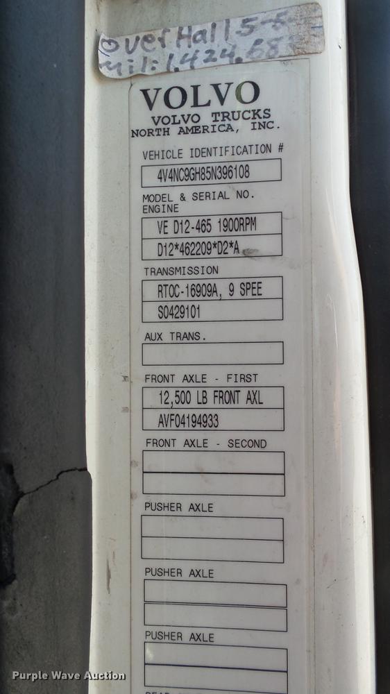 image for item DE0170 2005 Volvo VNL semi truck