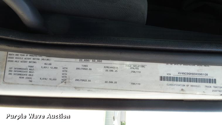 image for item DE0170 2005 Volvo VNL semi truck