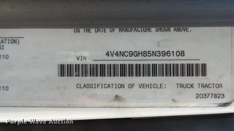 image for item DE0170 2005 Volvo VNL semi truck