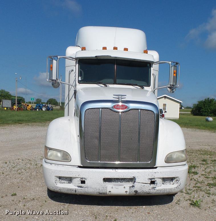image for item DE3661 2006 Peterbilt 386 semi truck