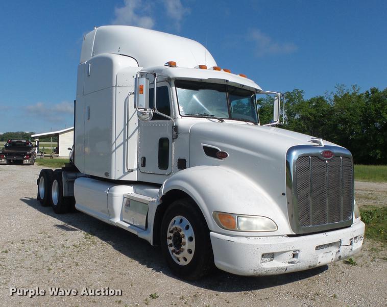image for item DE3661 2006 Peterbilt 386 semi truck