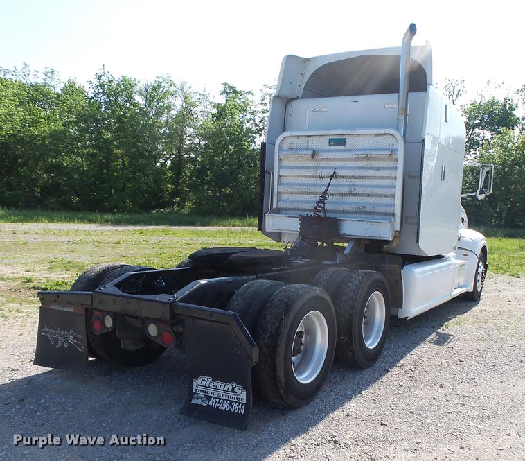 image for item DE3661 2006 Peterbilt 386 semi truck