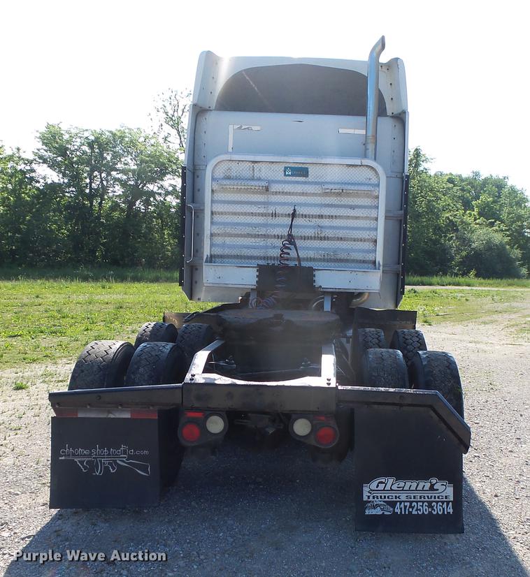 image for item DE3661 2006 Peterbilt 386 semi truck