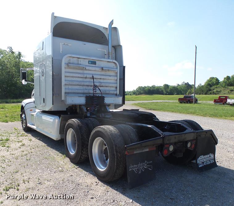image for item DE3661 2006 Peterbilt 386 semi truck