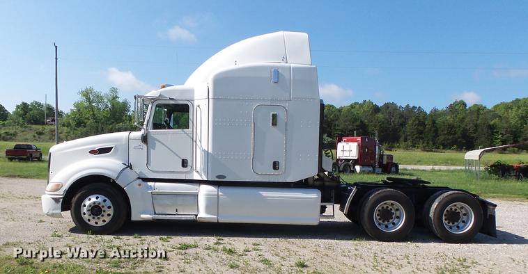 image for item DE3661 2006 Peterbilt 386 semi truck