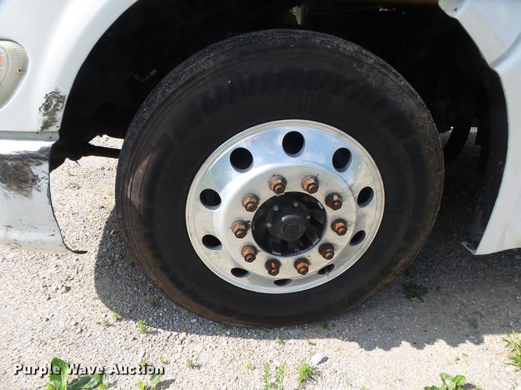 image for item DE3661 2006 Peterbilt 386 semi truck